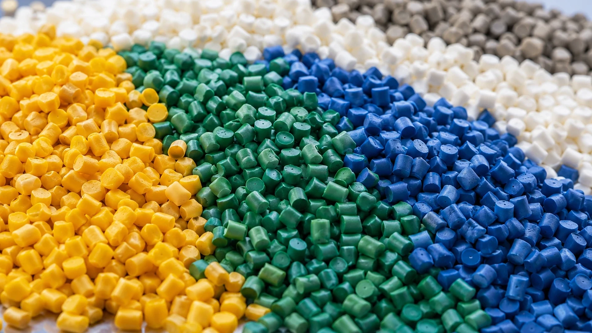 Pellets plásticos em diferentes cores