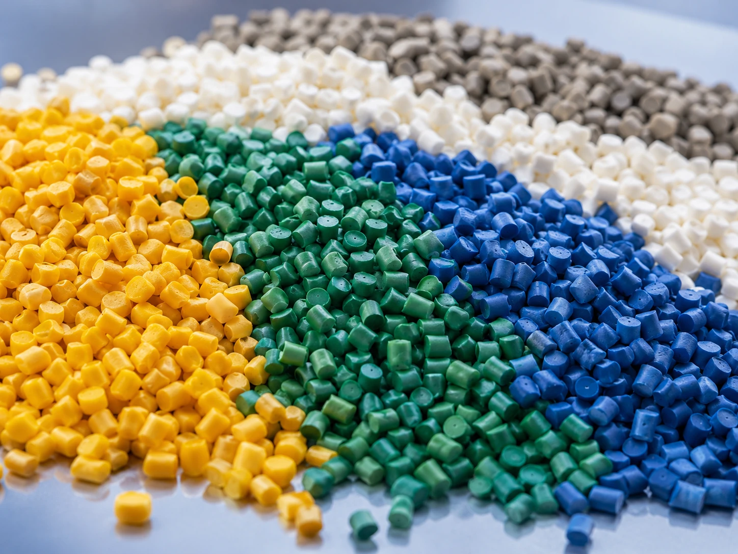 Pellets plásticos coloridos